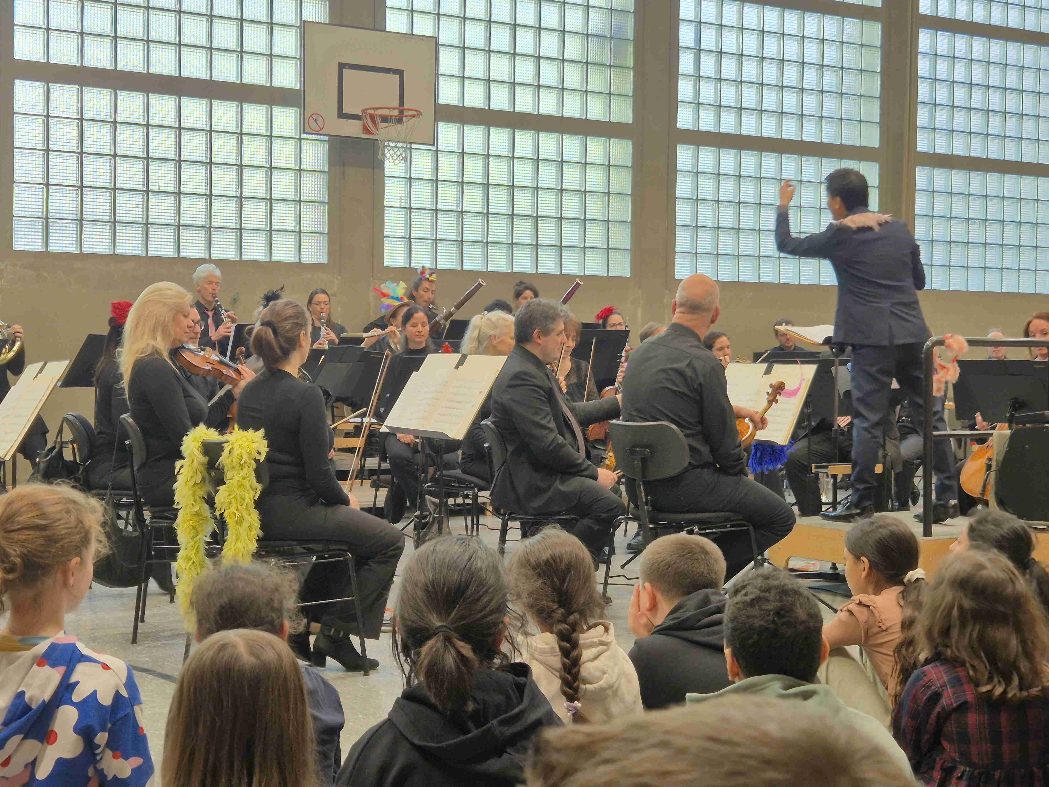 Das Sinfonieorchester Wuppertal spielt in der GS Haarhausen ein Konzert. 